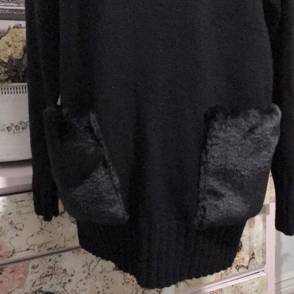 Love Token✨Marlene Faux Fur Pocket Turtleneck Long Sleeve Sweater Black Medium! - Picture 3 of 11